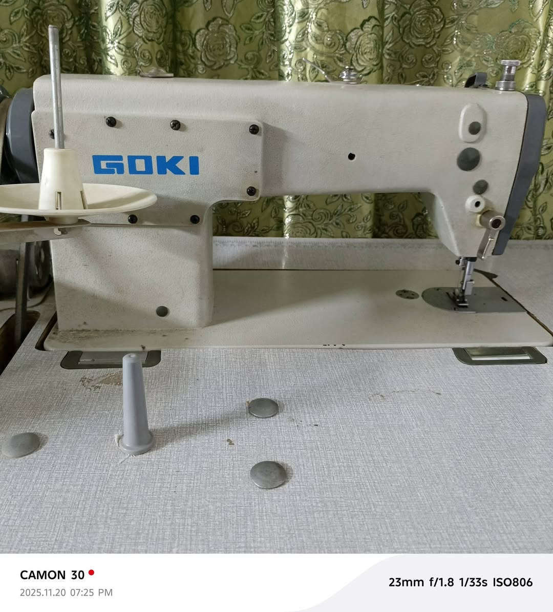 مكائن خياطه صناعيه عدد اثنين  استخدام قليل سعره الوحدة 225 وبيه مجال ***********
