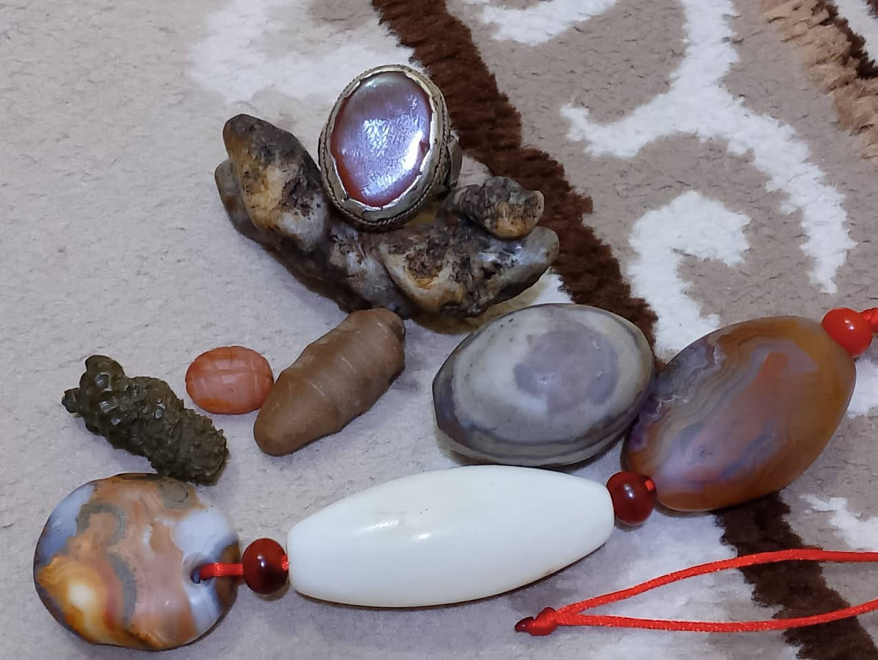 مجموعه احجار طبيعيه 
3 عروج ربانيه 
وخرز مصور 
وخاتم عقيق بس مو فضه لا يوجد توصيل البصره واتساب ***********
