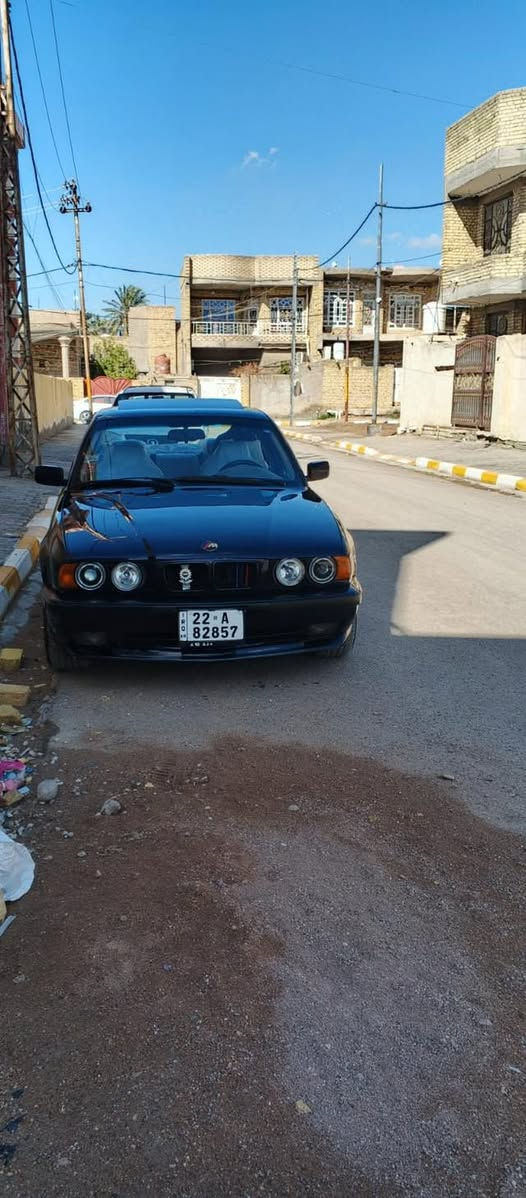 ي ام دبليو 1991
اصل بليته وسنويه 
✅بجم عريض 
✅مكينه مسكر فانوس جديدة 
✅ كير كفالة
✅كهربائياته كلها شغاله
✅صدر امامي خلفي 
✅كشنات مخمل بجلد
✅صبغتها حلوة
✅ويل خلية جديد 
✅رقم اربيل انكليزي تحويل او وكالة بكيفك
✅سقف سلايت
✅جامات كهربائي 
✅تخم تايرات جديد 
✅تبريد ثلج   
✅سيارة احلى من الصور ما بيها برغي نقص كلشي تمام

السعر 65 وبيها مجال مكانها واسط قضاء الحي 
غير متواجد على الفيس ***********
