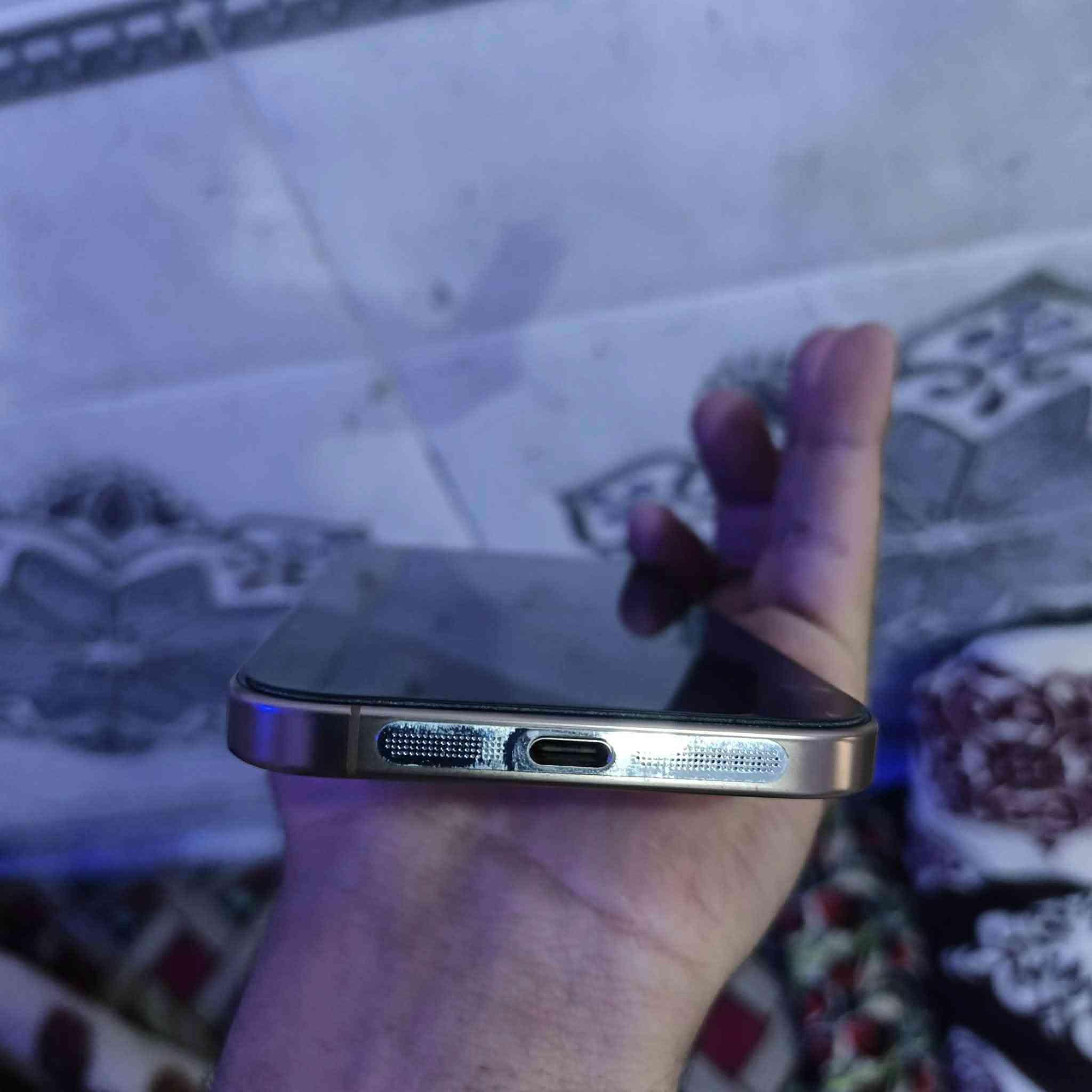 سلام عليكم ايفون ١٦برو ماكس  شرق اوسط تلفون مكفول من الخدش والضرب مكفول من كلشي يطاريه٨٧ لان بيانات وفاتح بي نقطه اتصال ٢٤ساعه كارتونه وشاحنه الاصاصليه مالته موحودات قيم بلي يرضى الله بي وبلعافيه وهذه رقمي ***********
