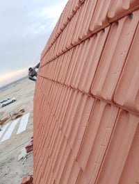 تجهيز وعمل كافة أنواع القرميد  ألايطالي والاسباني الفخار والمعدني بأيا...