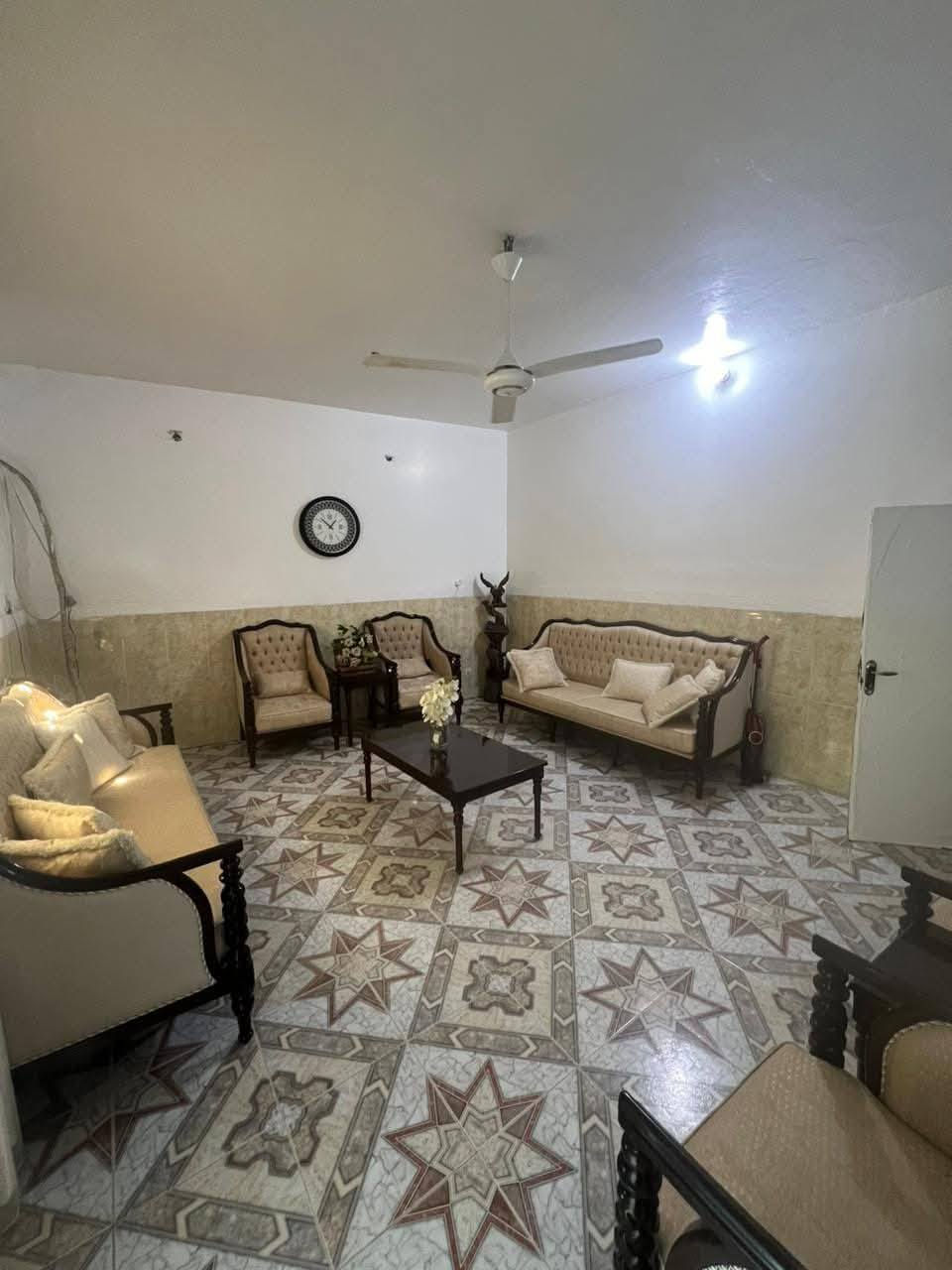 بيت للبيع منطقه الفلاحيه مقابل مدينة الأحلام مقابل ساحه خضراء المساحه 165متربناءعكاده نضيف جدا يحتوي على حمام عدد 2 وهول واستقبال ومطبخ غرفتين نوم مراسله أو اتصال على الرقم ***********
