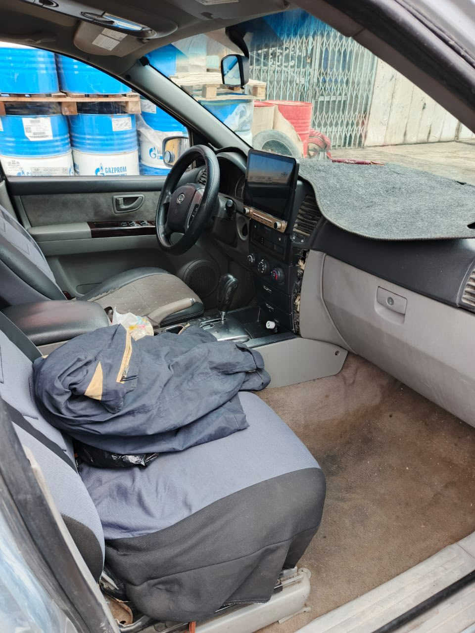 السلام عليكم عندي سورنتو ٢٠٠٨ السياره بيه صبغ عام للجماليه وبيه بجم بنيد وجاملغ وباب السايق وضربته من أمريكا بيه راجز بس لمن اشغل الصبح رايده 80 بغداد بسمي هاتف ***********واذا أكو سياره مراوس حديث او مضروبه عادي
