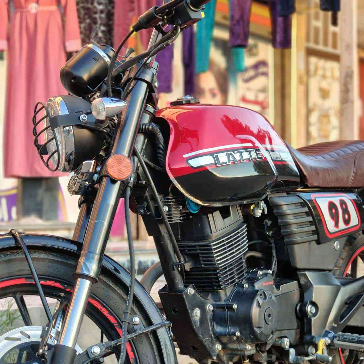 لايتي 25(رقم وسنويه اربيل )  
1_ ماطور دايوند لاتيه مديل 2025 
2_ مرقم كامل شرط تحويل 
3_ ماطور ماشي 9000
4_جديد تجي او تجيب ويك فيتر تجي أجيك الماطور زيرو 
5_سعر  مليونين 650 الف او بي مجل شي قليل للاستفسار 
اتصل على الرقم *********** 
مكاني موصل
