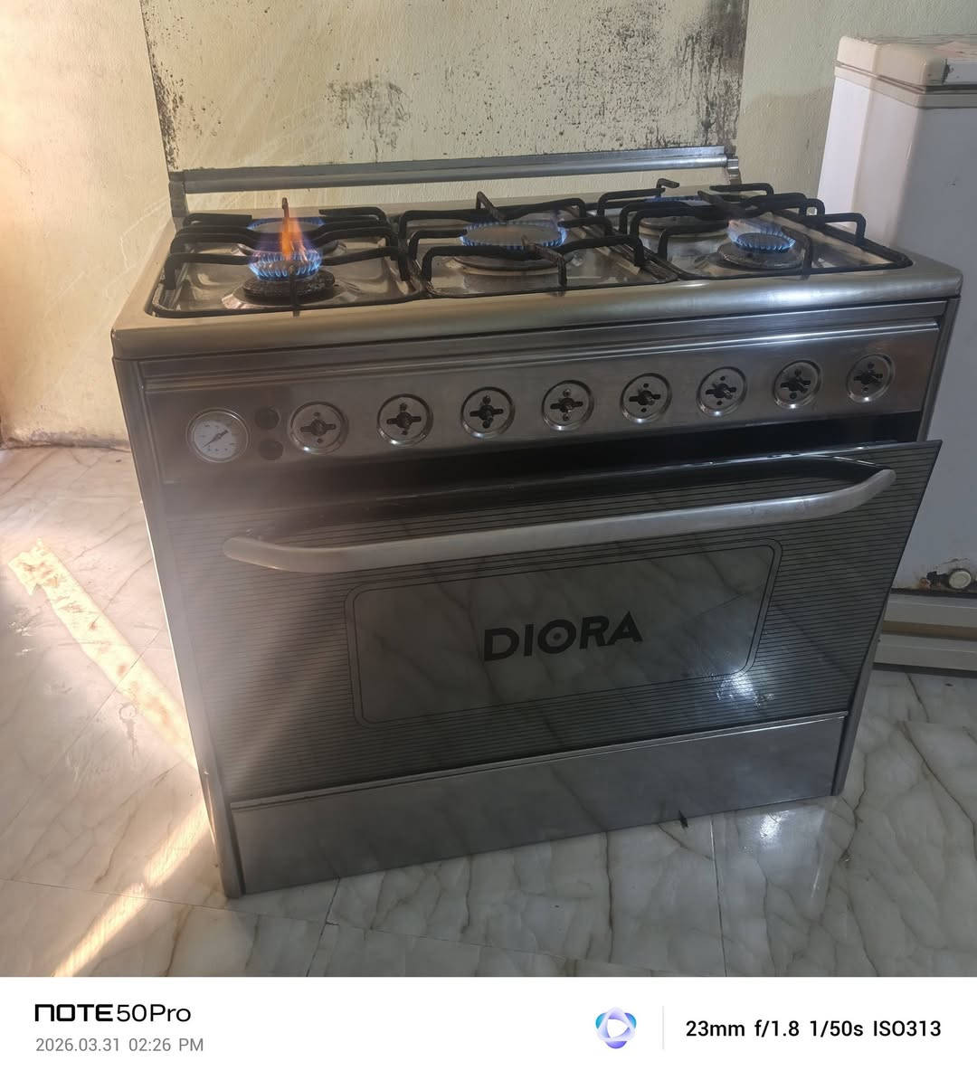 طباخ للبيع بس باب لفرن مينسد يرادله لاستيكه 5 عيون شغال كلهن وفرن هم يشتغل سعر 100الف  رقم تلفون ‏‪***********‬‏
