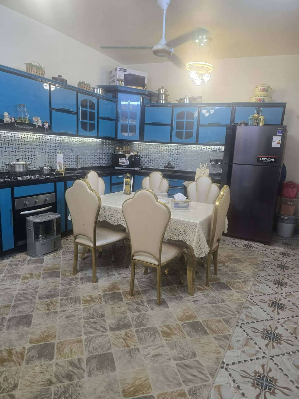 مشتمل مصفر طشاش قرب شارع القاضي مساحه 100متر طابقين نظام تركي جوه صاله ومطبخ واستقبال وفوك غرفتين نوم وصاله وحمام كله طابوك مراوس بيت حي الحكيم أو كوت جديده  ومساحه 200 اهم شي بيه 3غرف ***********
