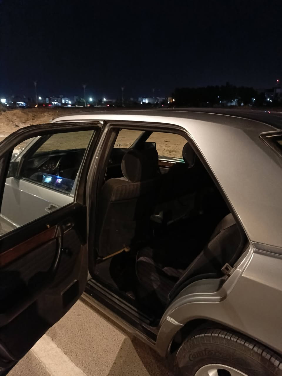 مارسدس دب مديل 1990 E300 

بلاديه بمعنى الكلمه بيها صبغ اثر جراد بنيد جنطه وقماره فقط 
تبريد شغال ثلج كمبريسر مالشبح بيها 140 ثلج 
سنتر لك كهربئي ريمون تحكم عن بعد 
سلايد روف شغال 
تخم ويل تفاحه 
تخم تاير جديد 
مكينه قبق اسود بلاد كلش حلوه ونضيفه وخير من الله 
سنويه لل 27  
باقي السيارع ما بيها صبغ فقط الي مذكور لا غير 
سياره نضيفه وجديده وبلاديه  
***********
