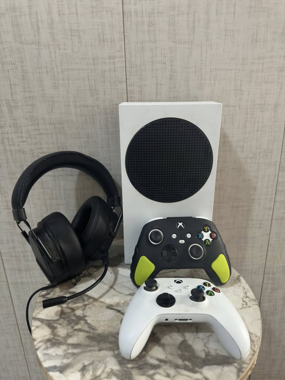 السلام عليكم اكس بوكس سيريس S
الجهاز نضيف والقران مستعمل قليل كلش ويا جوستك اصلي وسماعة كيمنك اصلية السعر 350 

توصيل ماعدني عنواني بغداد والله لو مامحتاج واكع بصرف ماابيع ويا كارتونة***********
