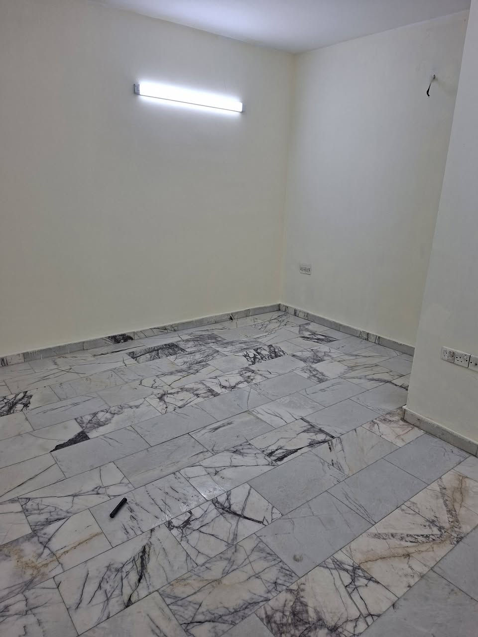 شقه غرفتين وصاله كراده قرب ابو ورده طابق اول عوائل،فقط،سعر،٦٠٠،
غرفتين وصاله طابق ٣ قرب سيد ادريس سعر ٦٠٠،
كما يوجد غرفتين وصاله يم مسرح الوطنى سر قفليه ١٢ بدون اجار طابق ٢،اتصال ***********
