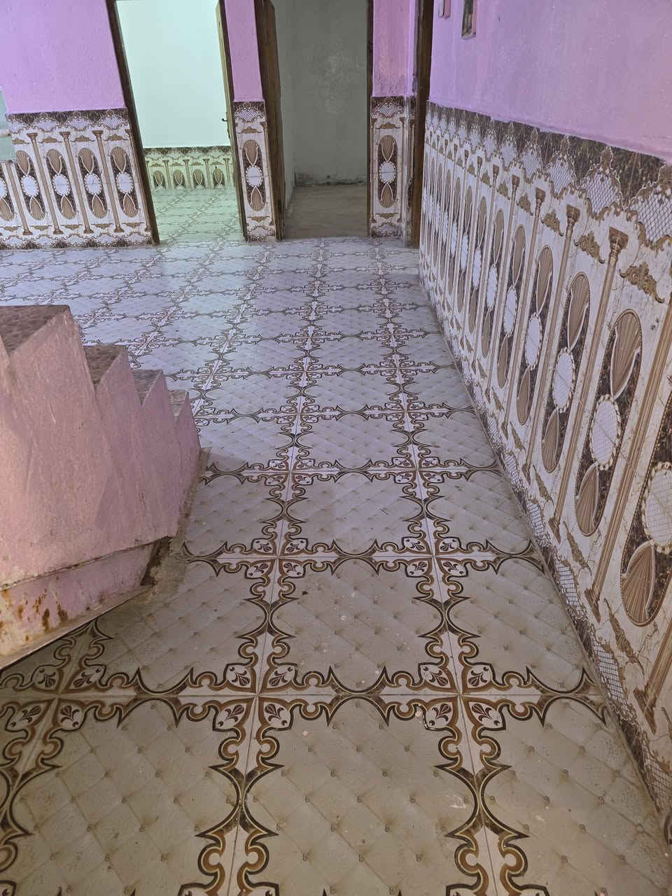 بيت للبيع الهارثه حي الشهداء قرب جامع النباء العظيم قريب ع مدرسه وعياده ومستوصف زراعي ٣٠٠ متر يتكون من ٣ غرف وديوانيه وهول ومطبخ ومشتملات ٤٠ مليون وبي مجال للاستفساراتصل ع رقم ***********
