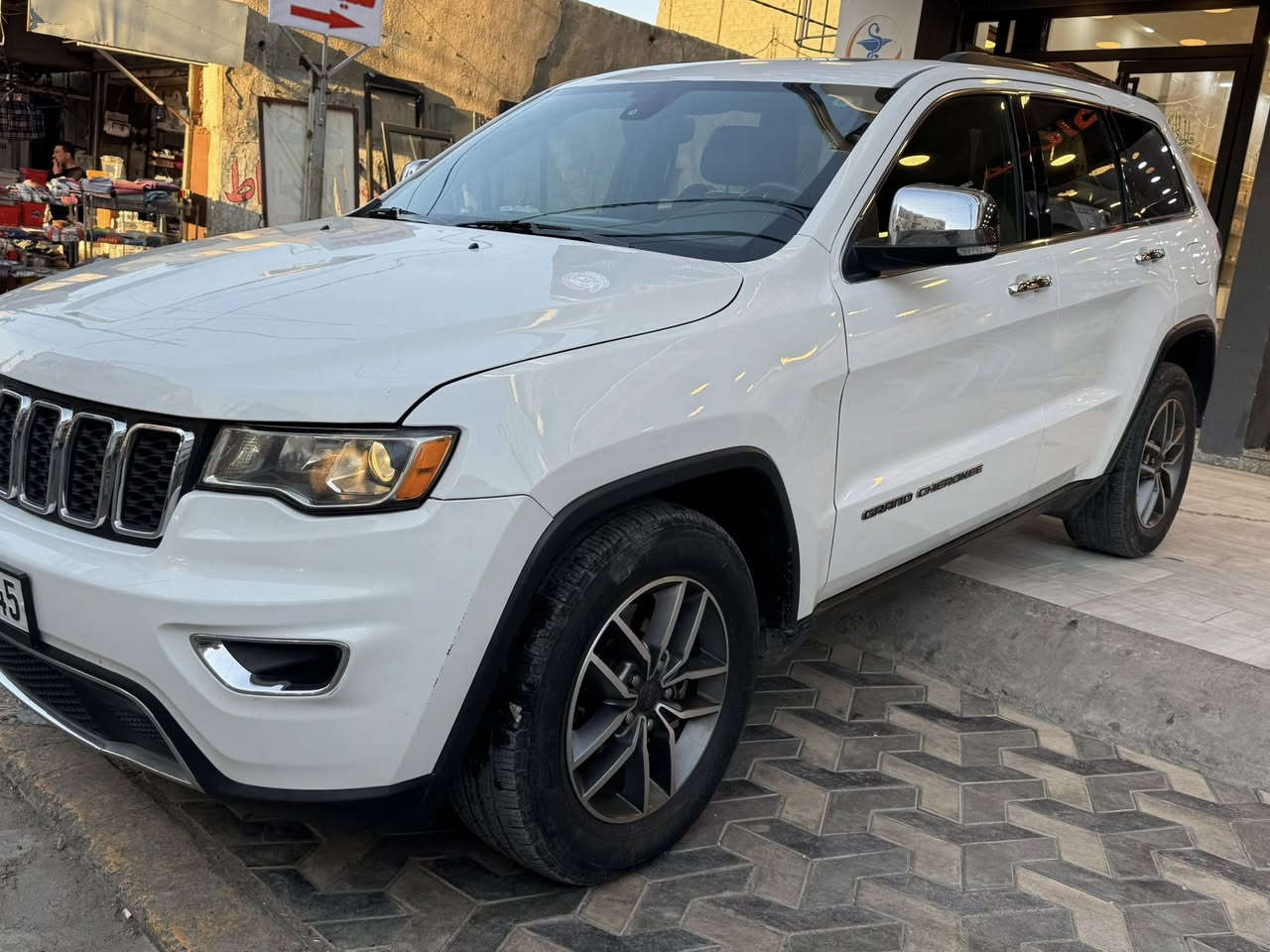 السلام عليكم
جيب كراند شيروكي 2021 لمتد
بانوراما 
تدفئة وتبريد كشنات
رادارات
مقاعد جلد
شاشة كبيرة 
مواصفات لمتد معروفة
السيارة جدا نظيفة وعلة ايدينه 
حادثهة مرفق بالصور ضرر جدا بسيط
السعر 22.800
الدورة شارع الميكانيك
 واتساب ***********
