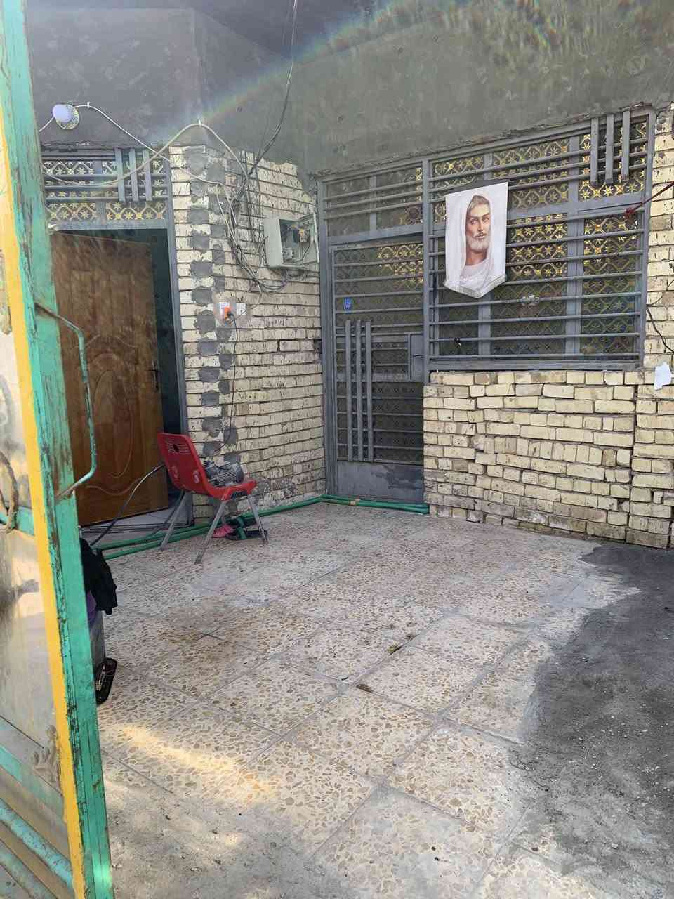 السلام عليكم بيت بحي الكوفه شارع المخازن ثاني بيت عشارع  مساحه 104 الوجه 8 ونزال 13 بي  ستقبال وغرفتين ومطبخ السعر 75 الشراي يجي يشوف ***********
