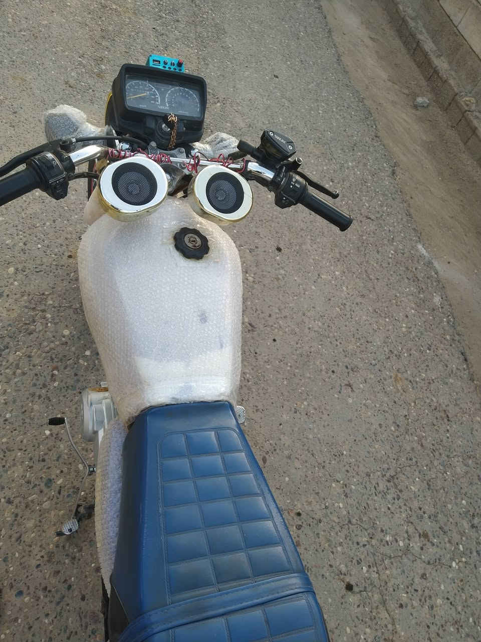 سلام عليكم شباب دراجه للبيع موديل 24 محرك امبدل ولفات فقط 
السعر 475 وبي مجال الشراي الاتصال على رقم ***********

