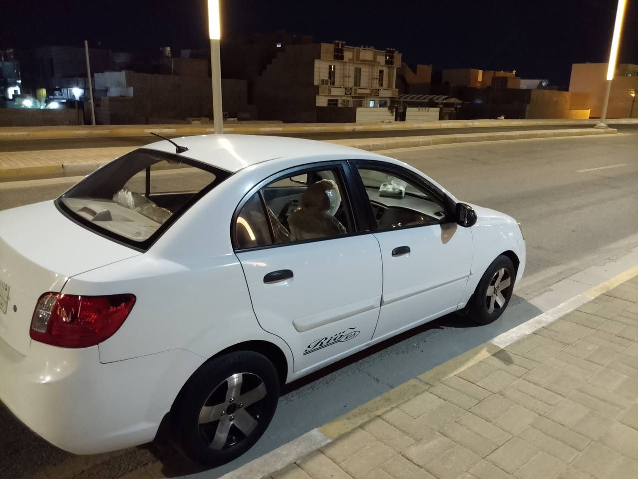 كيا ريو 2012 خليجي
محرك 1600 دوش
بي صبغ جاملغ امامي 
وجاملغات خلفيه جراب شخوط
يعني ايه 3 قطع صبغ الدواخل مكفولة 
مكان الرمادي السعر 83 $
بيه مجال بسيط رقم الموبايل ***********
سياره جاهزه من حداده وكير ومحرك جديده
والسونار مرفق بالصور
