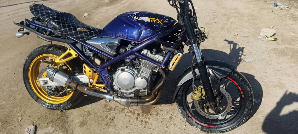 🔥 للبيع دراجة 🔥
🏍️ النوع: سوزوكي SV650
📅 الموديل: 2003 – 2005 
🔧 المواصفات:
محرك 650 سي سي V-Twin قوي
قير 6 سرعات
تبريد ماء
عزم قوي وسحب ممتاز 
دراجة بيها حادث خفيف بلتانكي اثر الحادث حتركت الضفيرة مالتها الدراجة كلشي مابيها المحرك ما مفتوح برغي بي   كهربائيات كلها شغالة بس الضفيرة ومحتركة ابيع كومة حديد 
رايدها ب 750  ..الف شراي راسلني وتساب مو شراي وتعامل لا اتعبني *********** مكاني البصرة الزبير
الدراجة گلك مكفولة من السرقة
