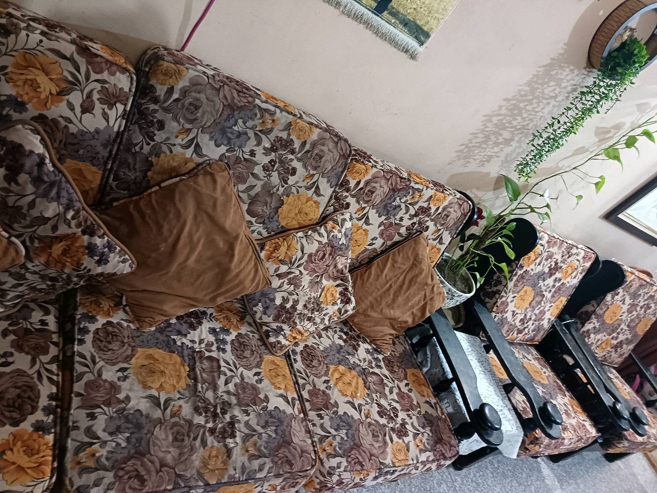 نص تخم
فيتنامي قنفة و٢ كراسي
سعره ١٥٠الف دينار عراقي