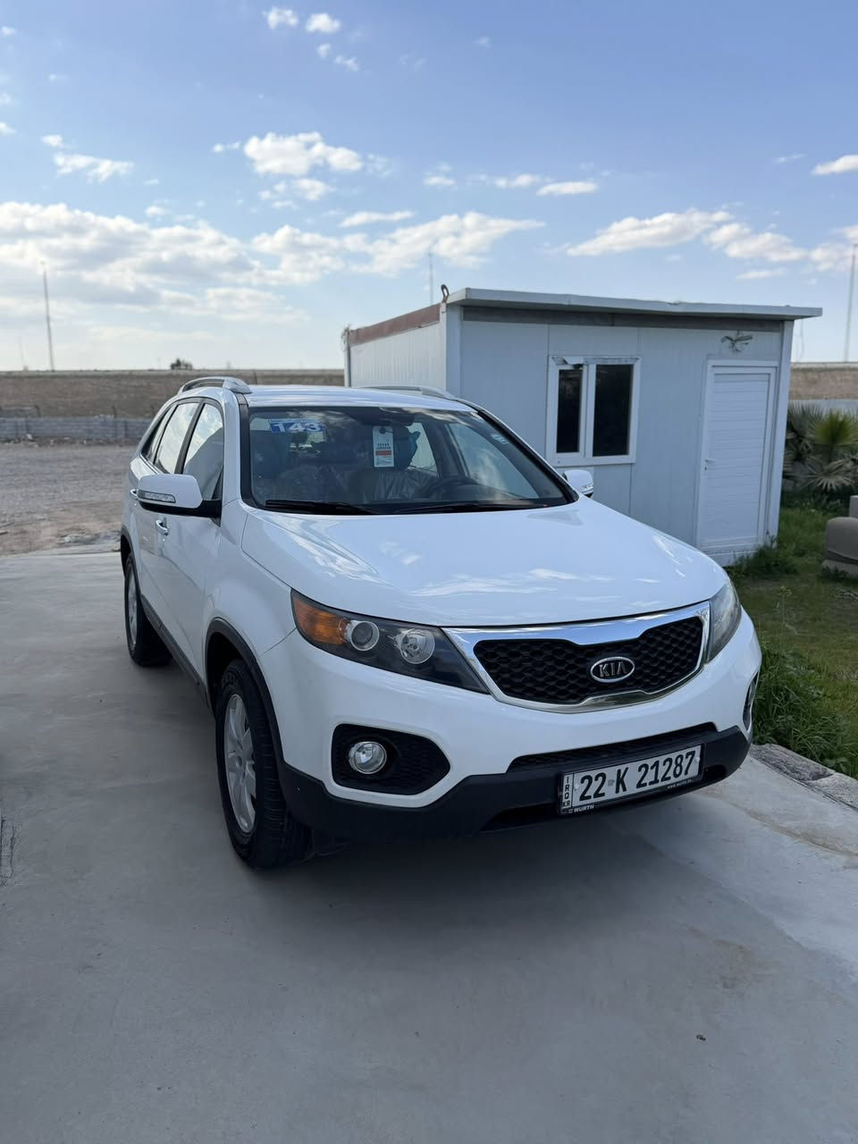 سلام عليكم كيا سورينتو موديل 2013 
مواصفات نص فول داخل اصفر ثلالث مقاعد استيرن فوليوم تبريد مركزي ثلاث قطع مرايات شفط 
سنوية هز رقم ژينكة كلها جديد 
صدر امامي خلفي جديد 
اربع طايرات جديد. 
سيارا جاهز وحلو بدون اي نقص 
كير محرك ما مفتوح 
سيارا مكفوله بدون صبخ بدون تعديل 
مكانه كركوك 
سعر153$ بيها مجال
***********
