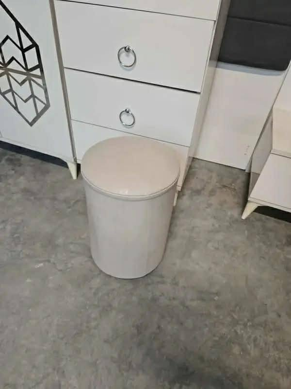 غرفة نوم مستعملة🇹🇷
موديل حديث 👌
 نضافة90 ٪💯
عدد القطع / 9 💥
سريره /مخزن 📥
شازلون /مخزن 📥
قماش /وتر بروف أصلي 💥
نضام / أبواب🚪
بيه كنتور طفل اضافي بابين 🍃
سعرها /850 قفل 💸
شد ونقل داخل بغداد مجاني🚛
يوجود توصيل محافضات 🚛


**إذا كنت صاحب هذا الإعلان وتريد حذفه لأي سبب، رجاءا أرسل رسالة إلى الدعم الفني**