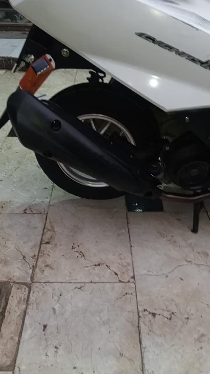 سلام عليكم دراجه سكنس محرك ياباني لبيع الدراجه جديدة بالشارع استخدام سنه أو أقل السنه ما معرض بلاديه أصل شركه تشتغل هندر بيها نواقص بس لعلم منزل من سعرها الله شاهد الدراجه حلوة ومرتبة صالنصه اف ام رياضي اما دراجه جانت أول عندي موصله ب800 وهسه اريدها ب 600 وبيها مجال بسيط نواقص الي بيها ( سلف/ هورن ) بس كما موضح في الصور الي يحب يتواصل عل خاص وهذا رقمي *********** اما السعر ليش ب800 جانت واريدها ب600 لن مستعجل على للبيع متوازي عل فلوس الله شاهد والدراجه بسمي أوراق
