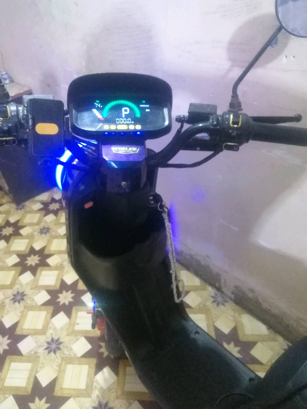 دراجه شحن R9 موديل 2026 بطاريات 5 لايت LED بلوتوث اشاير 4 الدراجه مال جناي فول واحد على واحد والله الدراجه مشتريه اقل الشهر الدراجه رايده، 550 الف وبيه مجال للشراي المكان بغداد المحموديه ناحيه الرشيد رقم الوتساب ***********