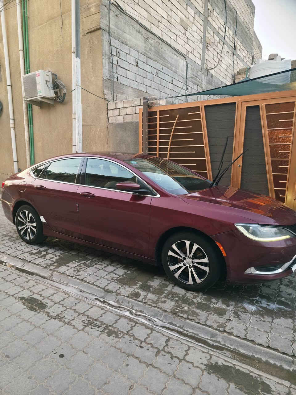 السلام عليكم سياره لبيع نوع السياره S200 من امريكا بدون حادث فقط مبدل بيها الكيس من امريكا مديل ١٦ تخم تايرات جديد شاشه كبيره بلاديه كير ٩ نمر دواخل جديده ٤ سلندر السعر 115وبيها مجال  السنويه باسمي رقم الهاتف ***********

