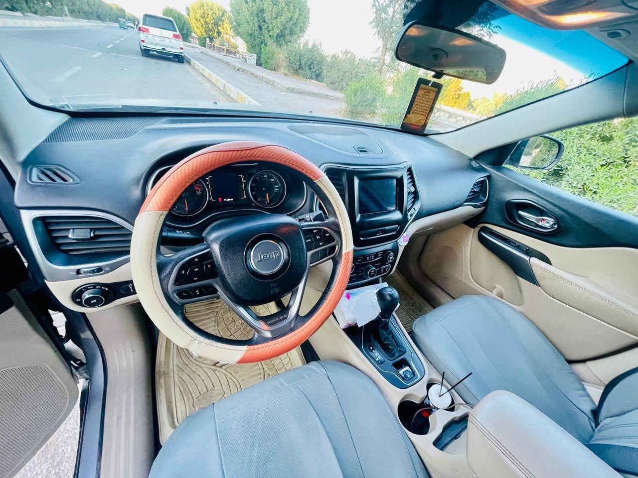 جيب شيروكي 2019 
فئة لاتتيود محرك 2400
رقم انكليزي ميسان 
حادث بنيد وجاملغ ما واصل للداخل
 شاشة و كاميرا دوارة 
حساسات خلفية 
داخل جلد بيجي
لايتات زنون اصلي 
جاهزة من كلشي 
باتري و اطارات جدد ادامة كاملة لمنظومة البنزين

‭0773 461 0690‬
