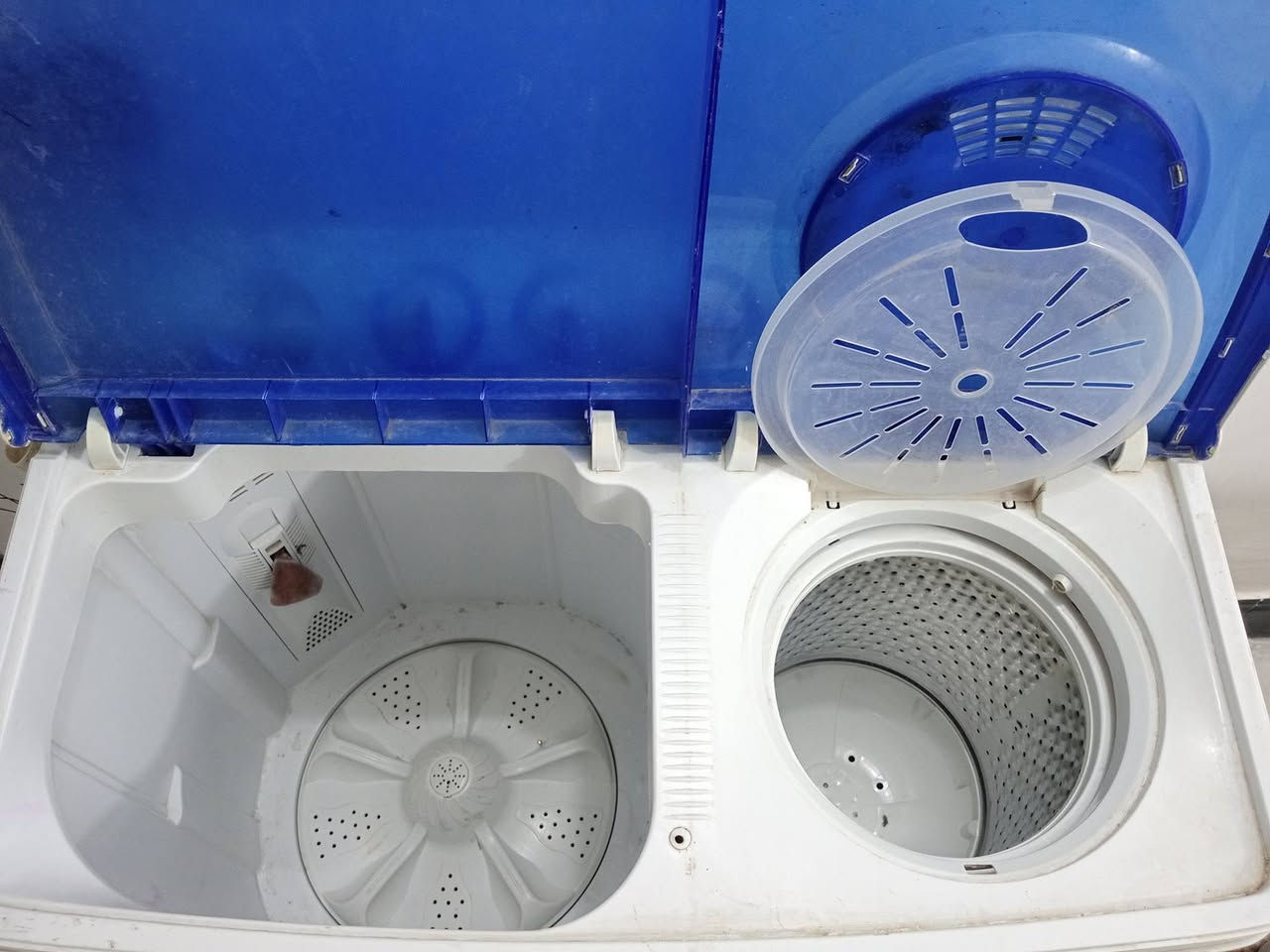 السلام عليكم ... غساله حجم كبير تغسل بطانيات مثل ماموضح بالصور والفيديو بعدها جديده السعر 125 وبيها مجال للشراي للاستفسار اكثر يرجا مراسلة الصفحه او الاتصال ع الرقم *********** وات ساب
