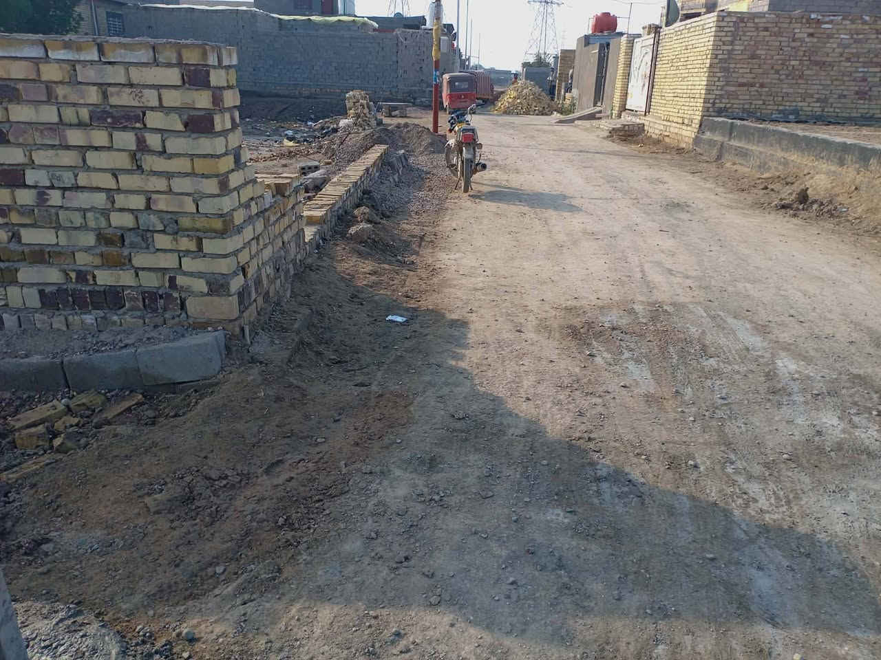 السلام عليكم هيكل ١٥٠ متر خلف مول العذاري قرب الطاقه السعر ١٨ وبيه مجال ***********
