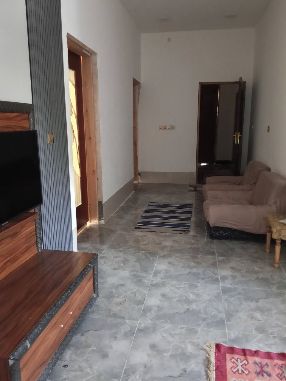 السلام عليكم بيت للبيع  للاستفسار  الاتصال على رقم (***********)في المدائن الجعاره  (طابو زارعي25)   مساحه (500) متر  بناء حديث  بناء (250) متكون من(غرفه سويت و2 غرف نوم )(صحيات عدد2)  (مطابخ  حار  وبارد  )(استقبال ) (وصاله ) (خدمات متكامله )
