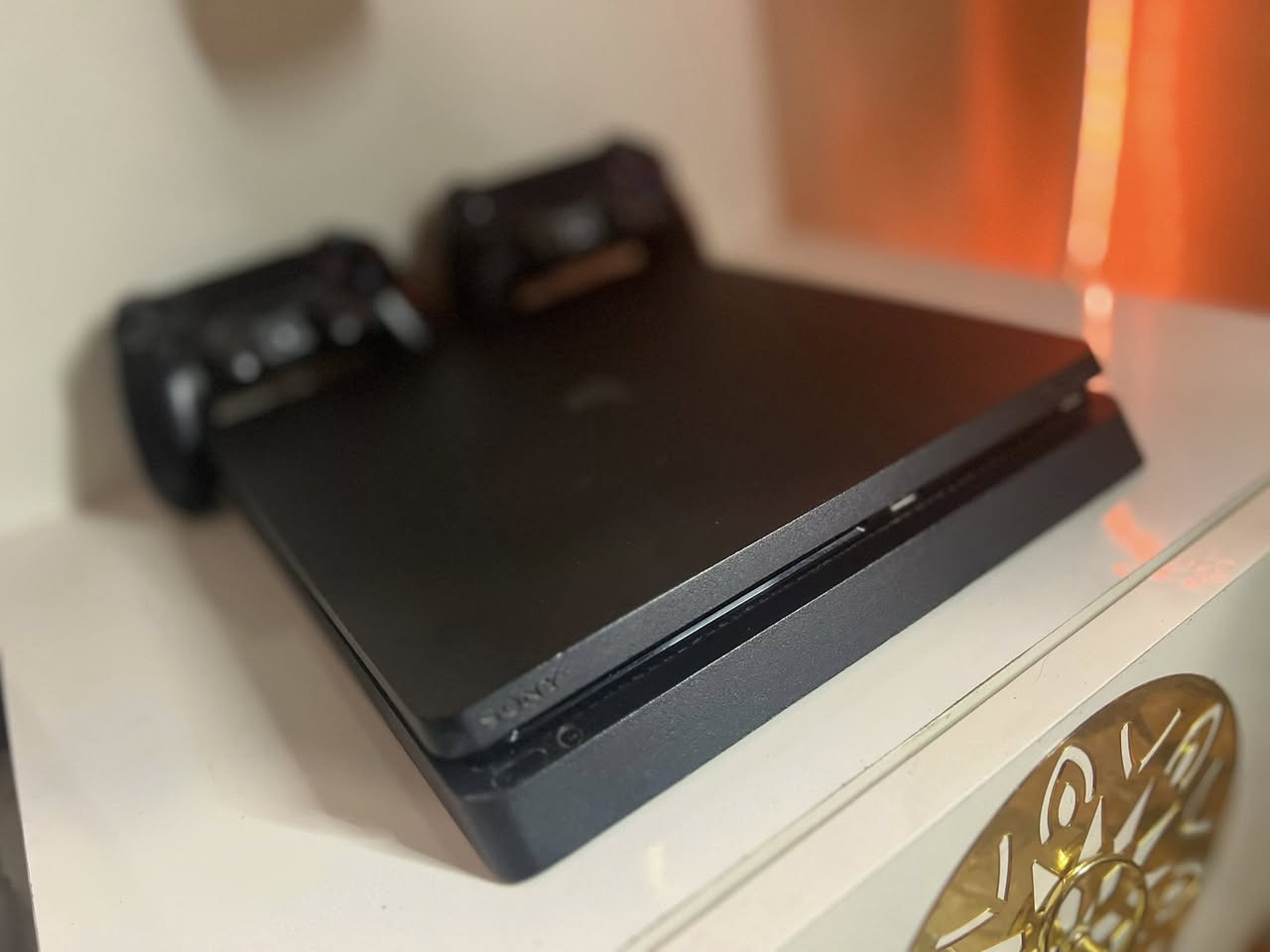 PS4 مهكر
جهاز بلايستيشن 4 مهكر بحالة ممتازة 🔥
نضافة 100%

📦 المحتويات:

* جهاز PS4 مهكر
* 🎮 يد عدد 2 أصلية
* 💿 ألعاب قوية ومثبتة (بيس 26⚽، GTA، كول اوف ديوتي وغيرها🔥)
* جميع الملحقات (وايرات + جاهز تشغيل)

✨ المميزات:

* تلعب بدون نت 🎮
* مكتبة ألعاب كبيرة
* نظيف جداً وما بيه أي مشكلة

💰 السعر: (285) وبيه مجال بسيط كلش 

للتواصل : *********** واتساب
