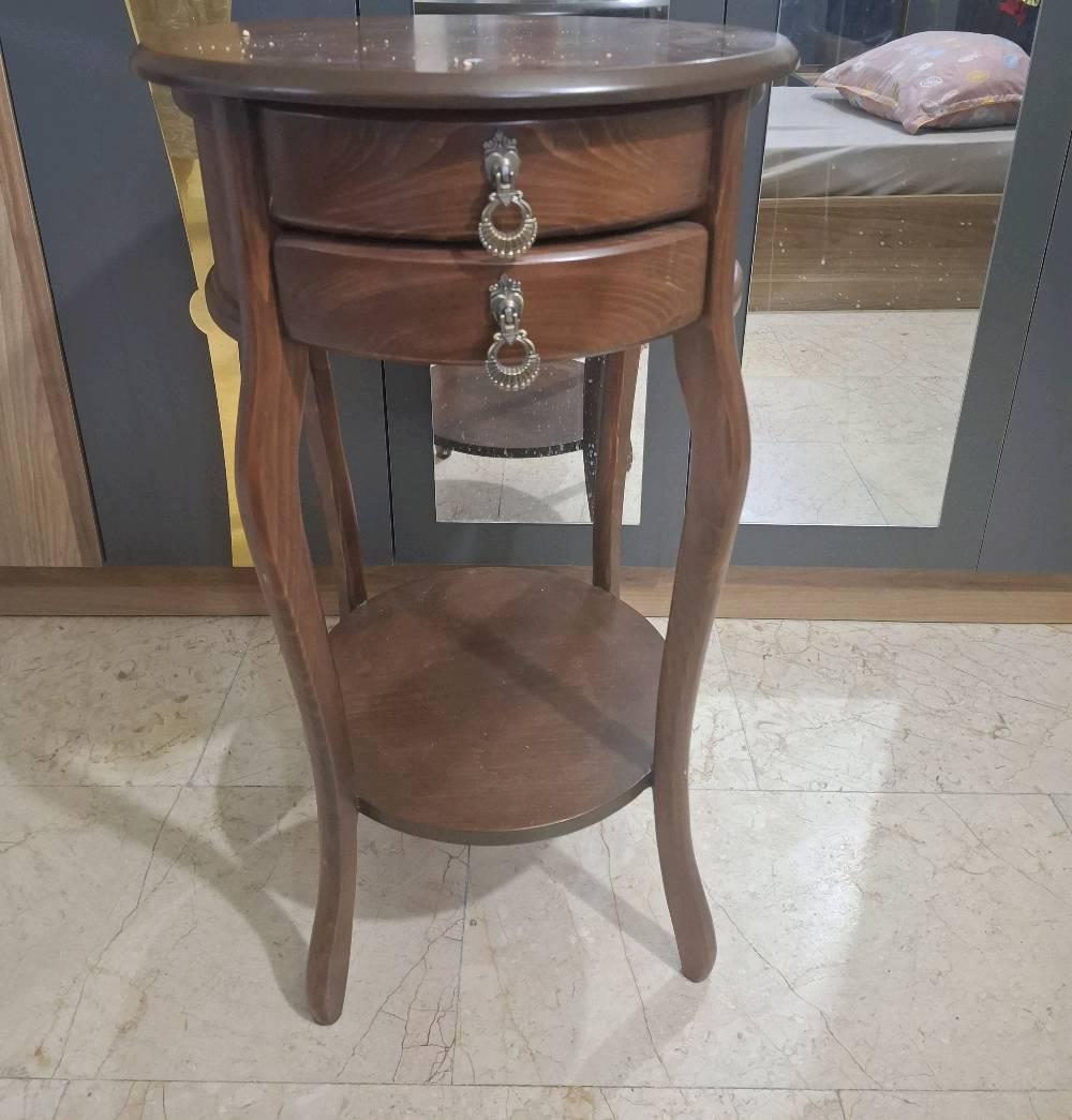 غرفه نوم شبابيه سعرها ٥٠٠ الف وبيهه مجال  اخت الجديده  
الميز اتواليت بس السجه مال الجرار  فالته  بس الجرار موجوده 
كنتور صاج ٤ بيبان كل خانه ٤ طبقات سعر ٤٠٠ الف وبيه مجال
طباخ ايطالي  اخو الجديد شغال الفرن والعيون شغاله السعر ٤٠٠ الف  وبيهه مجال 
عجانه وقلايه هوائيه وعصاره مال فواكه  جديدات كلاثتهن   ٢٥٠ الف  
اي استفسار على هذه الرقم  
***********