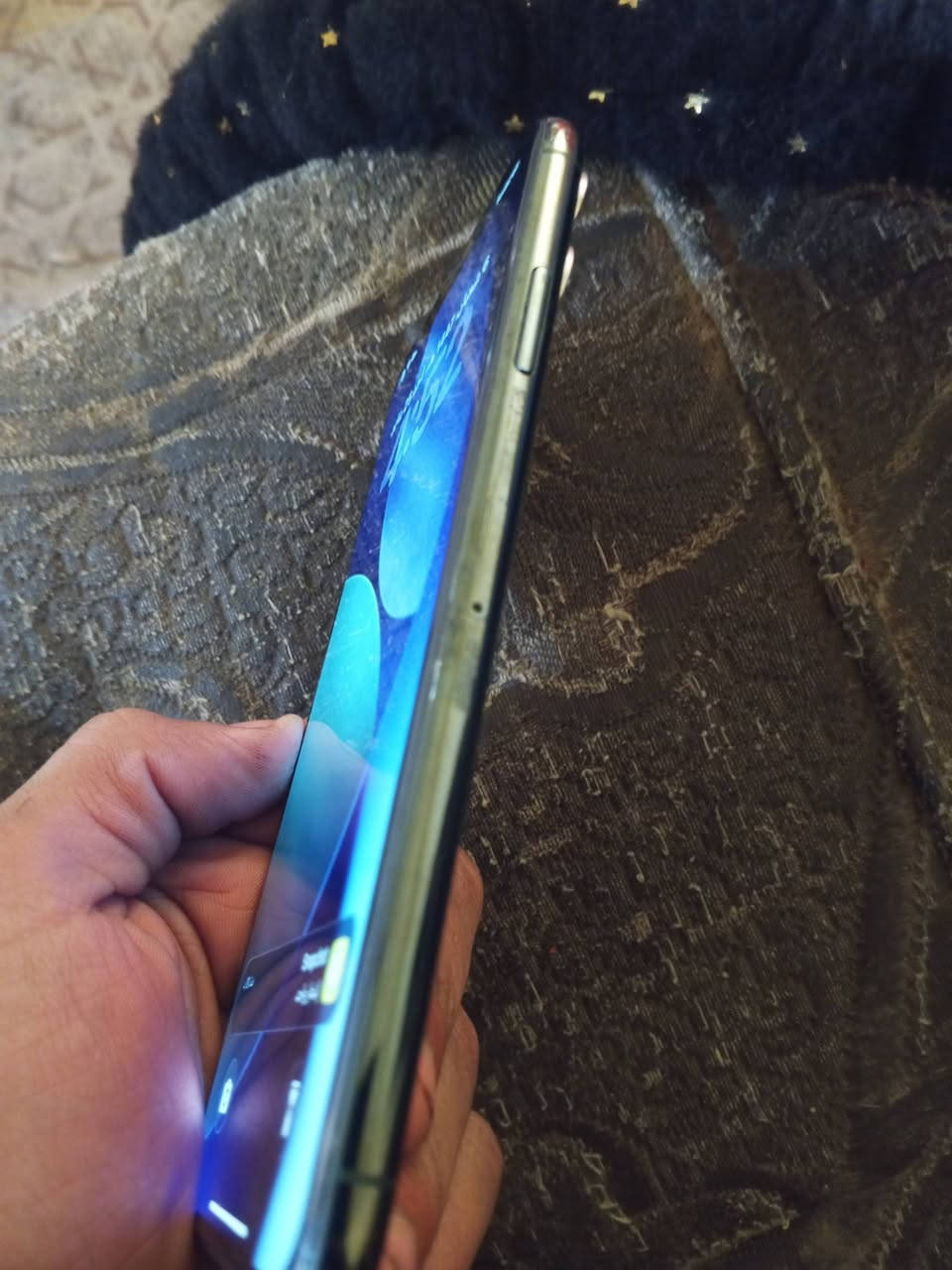 السلام عليكم ايفون 11 برو ماكس زيتوني ذاكره 64 بطاريه 94 الجهاز جديد مكفول من فتح وتبديل جهاز جان مضموم بكارتونه كله شغال ونضيف جدأ بس بي فوك يم كامره نكره صغيرا تجس تفحص وجيك كلشي مكاني بغداد الحرية السعر 375 قفل ***********
