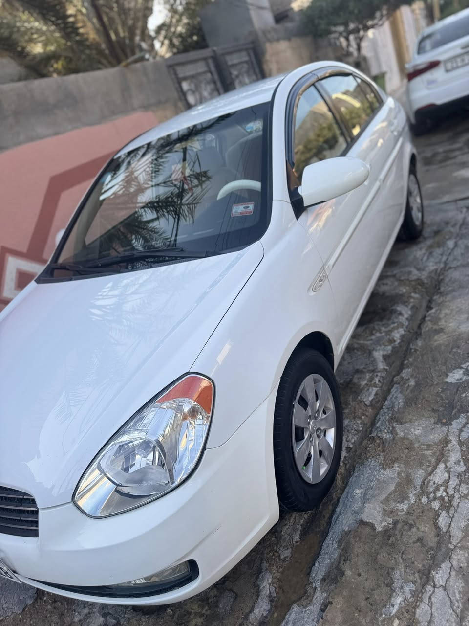 السلام عليكم للبيع هونداي اكسنت 2010 خليجي ديالى دولي بسمي السياره كلش نظيفه مكينه جديده لاصرف ولابخار كير صدر تبريد تدفئه تخم تاير كله جديد شاشه كامره خلفيه السياره بيه قطعه صبغ بدون فتح او معجون السعر 92 وبيه مجال بسيط  مكان السياره بعقوبه للتواصل ***********
