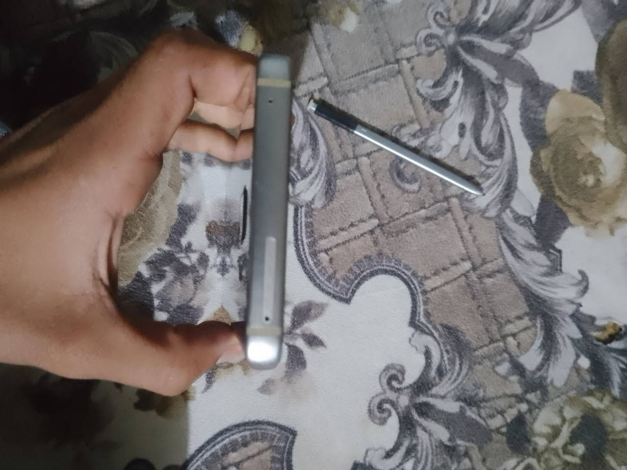 جهاز سامسونج نوت ٥ يرادلو شاشا وباتري السعر ٣٠وبي مجال تواصل عل رقم ***********
