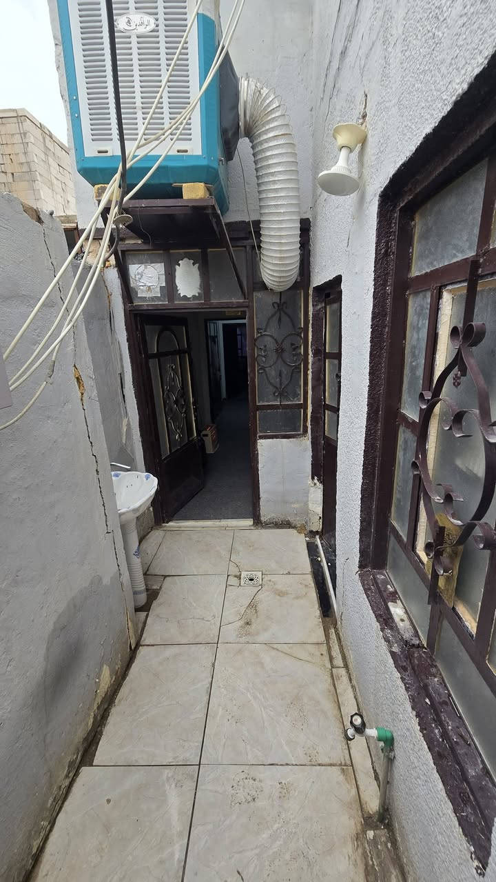 استقبال+  منور + تواليت+ مطبخ + صالة + غرفة نوم + صحيات خلفية + درج وبيتونة زغيرة + السطح كامل مكمل ونظيف
#العنوان / نهاية سياج الشهيد الاول - شارع المقرنص ثاني فرع قريب على الشارع و المنطقة جدا هادئة وجيران خيرين الى ابعد الحدود 
***********
