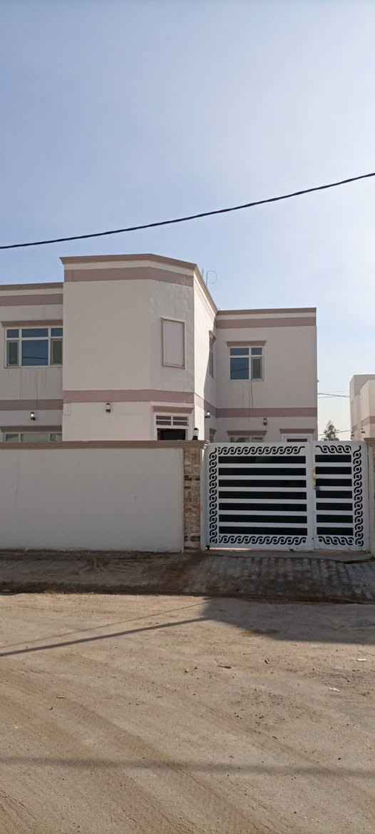 🏡✨ للبـيــع بـيـت عائــلي طــابقين  ✨🏡 
🏤🏢 #مجمع_قرية_السلام_النموذجيه 🏤🏢
 🛣️🛣️ الشارع الرئيسي النجف // مناذرة 🛣️🛣️  خلف بانزين خانه اللهيبي مباشرةً 
🔹المساحة: 219 م واسعة ومناسبة للعوائل الكبيرة. 
🔹 المواصفات: استقبال كبير 
🎄وصالة استقبال فسيحة عدد 2
🛏️ غرف نوم عدد أربعة واحدة سويت 
🍽️ مطبخ 
🏵️ منور عدد 2 + دولان حرف L
🛁 حمامات عدد أربعة 
🌿 حديقة  🚗 كراج للسيارة
✅ البيت جاهز للسكن مباشر باسمي 
💰 السعر المطلوب 110 والباقي تسديد للعقاري 
📞 للاستفسار والتواصل: [ *********** ]
