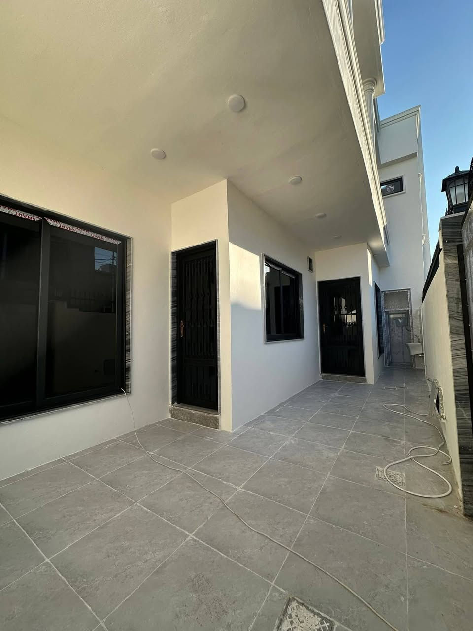 #عروض_عزيز_للعقار
دار للبيع 

حي الملايين الأولى 

خلف الكمرك 

المساحة 150 م واجهة 12 م

5 غرف نوم واستقبال ومطبخ وصاله وصحيات في الطابقين 

خدمات كامله ماء كهرباء تبليط 

سند زراعي بستان ملك صرف 

بناء حديث وتسليم الدار فوري 

للاستفسار أكثر اتصل على الأرقام او 

 مراجعة مكتب الدار الكائن في بناء الجاهز مقابل الكمرك 

***********

***********

***********
