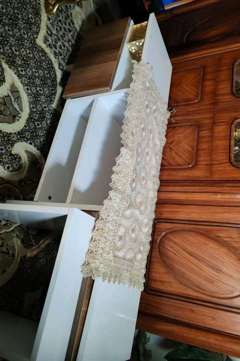 طاولة خشبية متعددة الاستخدامات، مصممة بأناقة ولون جميل. تحتوي على مساحة تخزين وأرفف لوضع الكتب أو الأدوات المنزلية. مثالية لوضعها في غرفة المعيشة أو المكتب. 

الطاولة في حالة ممتازة، وتضفي لمسة من الأناقة والعملية على أي مساحة.