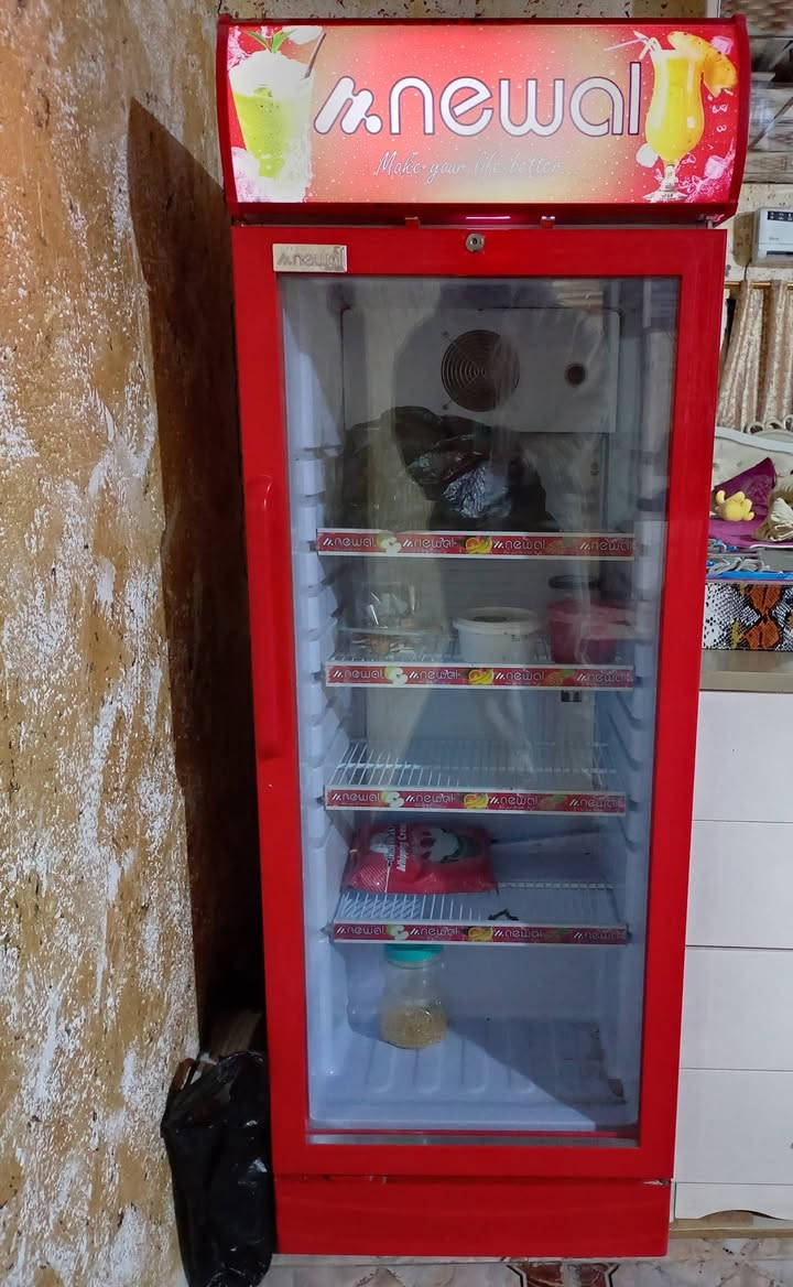 براد ماء حجم كبير للبيع السعر 250الف
عارضه عصائر او كيك حجم 10قدم السعر 200الف
رقم الهاتف ***********
