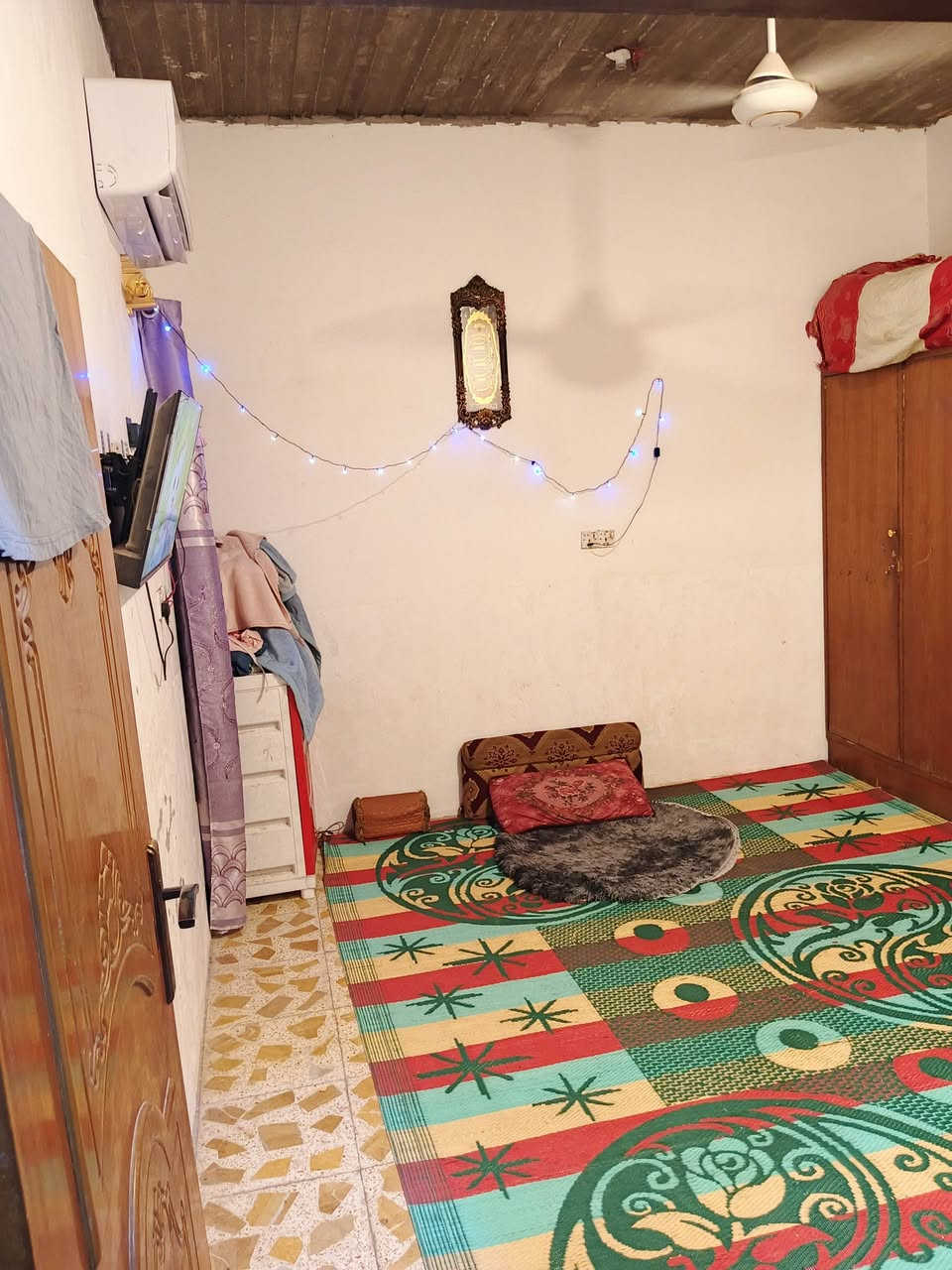 بيت للبيع طابقين وقف سني مساحه 💯 م مربع يتكون من ثلاث غرف الطابق الأرضي بي غرفه صاله دوانيه مطبخ كراج منور صحيات داخلي خارجي تأسيس ماء كهرباء مجاري كله دفن الطابق الأول غرفتين وصاله وصحيات وبيتونه ومخزن وسطح بناء جديد البيت اساس رباط سقوف كله كونكريت سعره 55 وبي مجال للطيبين شيء بسيط عنوان مقابل صناعية حمدان منطقة كوت ثويني ***********
