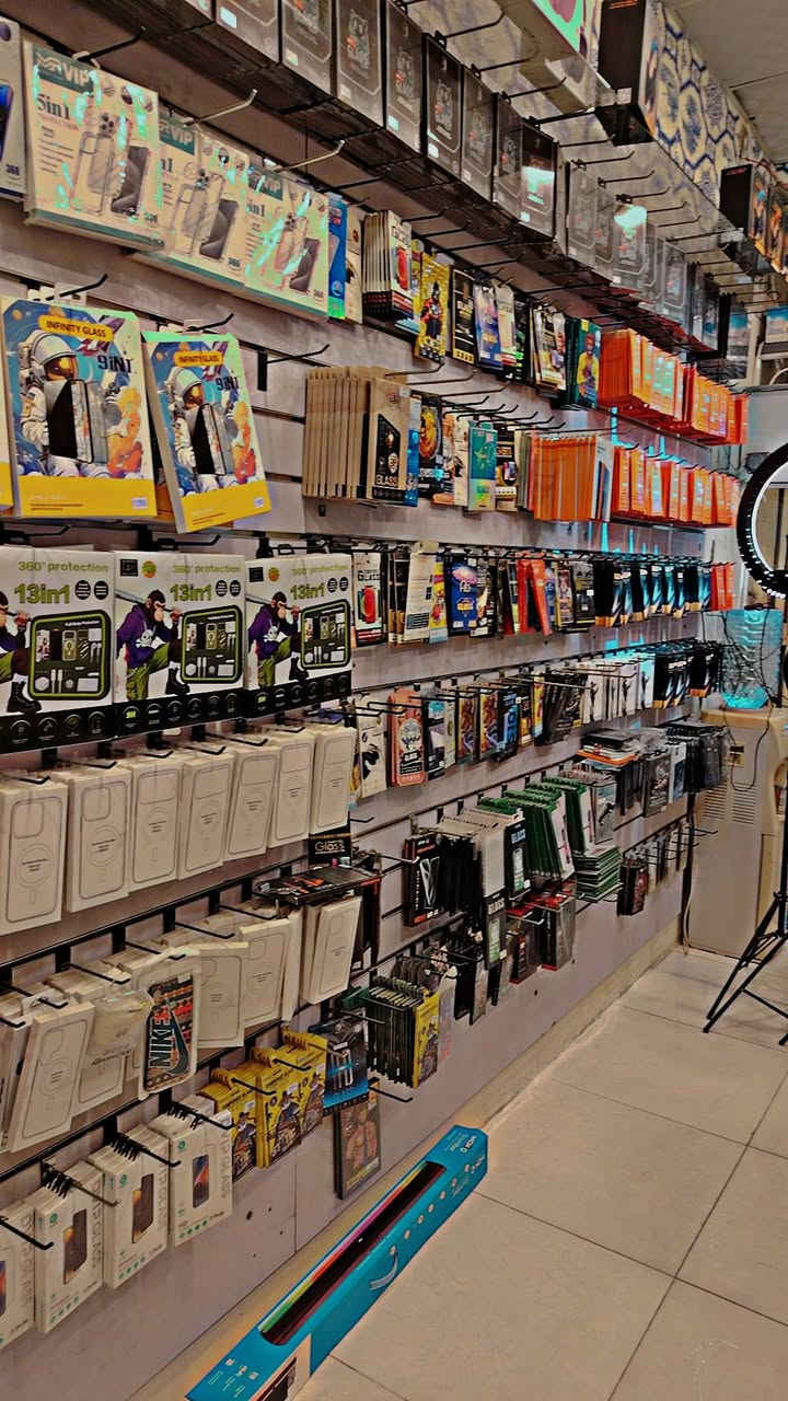 للبيع محل اكسسوارات ومبايلات  كامل مكمل للاستفسار تواصل ***********
تفاصيل :
 ١- سبالت عدد ٢ طن ونص
٢- شاشة بلازمة عدد ٢ الحجم ٥٥ بوصة
٣- سماعات سقفية سستم
٤- كامرات مراقبة عدد ٤
٥- عدة صيانة جاهزة
٦- اجازة من قبل الأمن الوطني للارصدة
٧- جهاز قطع لواصق و تغليف
٨- حاسبات عدد ٢ نوعية ممتازة
٩- المحل مأجر بي كرسي الصيانة
١٠- للاستفسار : ***********
