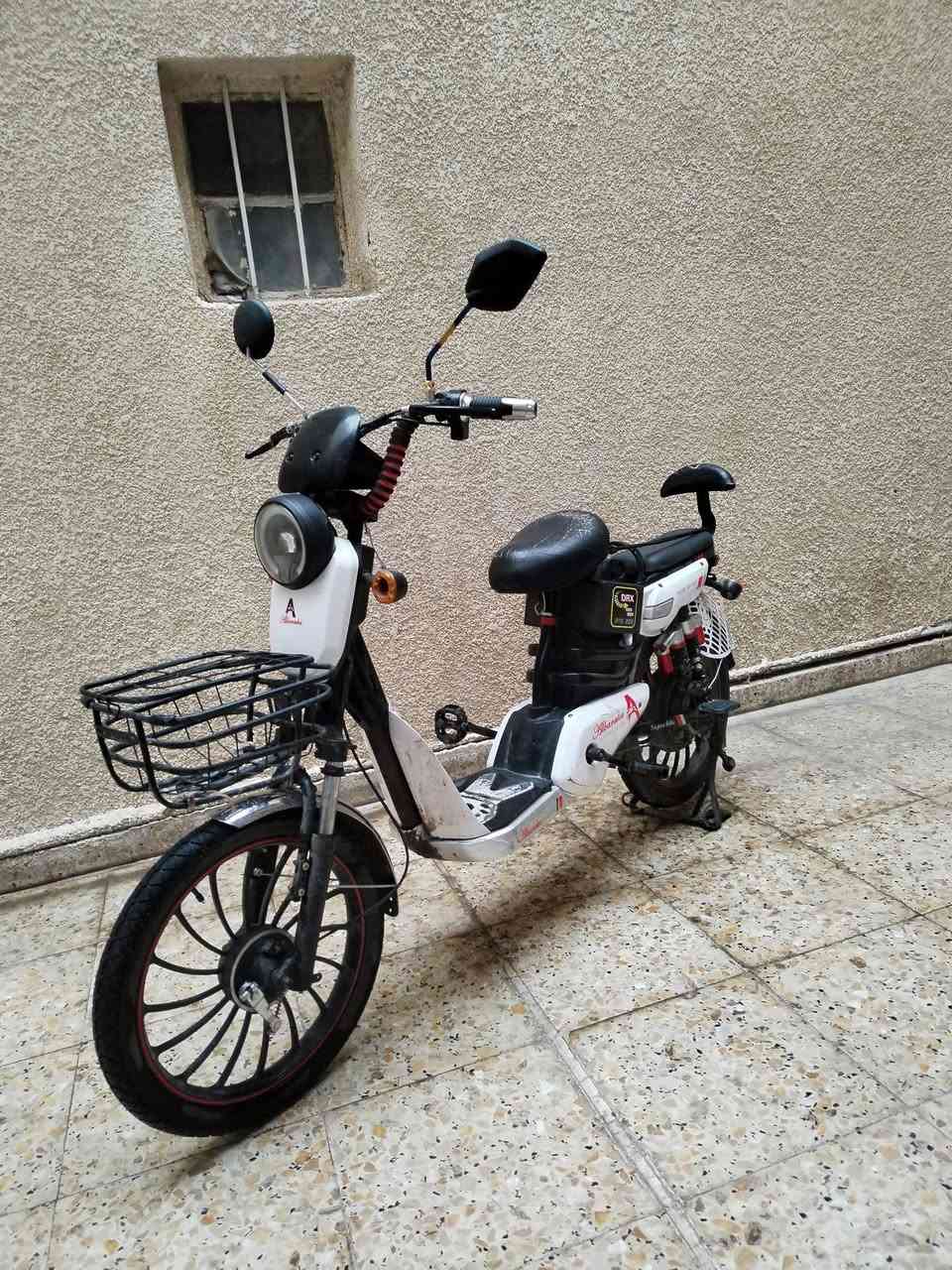 دراجه شحن حجم 20
بطاريات نظيفه وبحاله جيده 
عدد السرع 3 
عدد البطاريات 4 كبار 
السعر 275 الف وبيه مجال
العنوان بغداد الكرادة
***********
