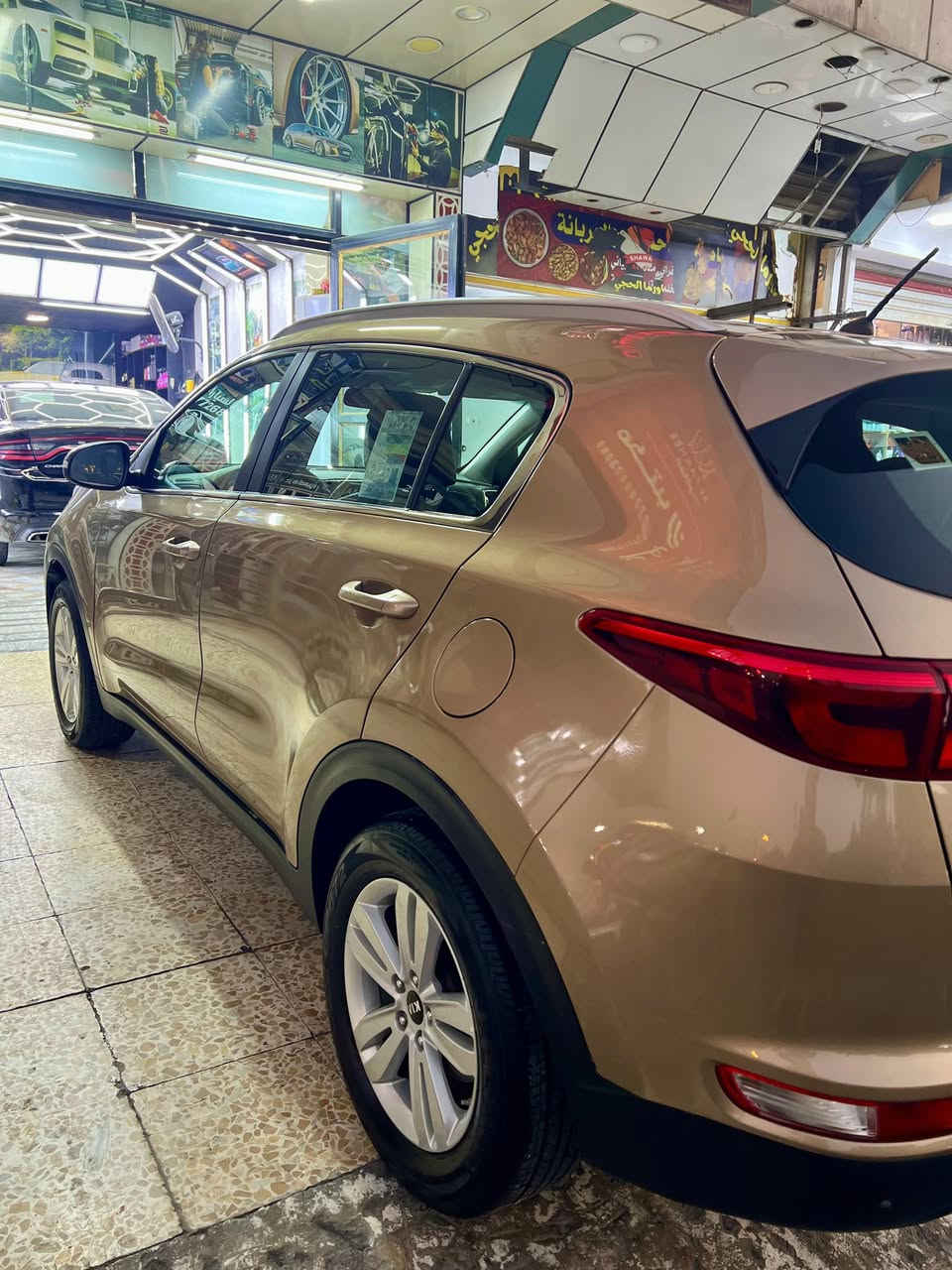 سلام عليكم جميعا 
سبورتنج خليجي موديل 2019 
المواصفات
—————-
محرك 2000 دوش المرغوب
ثلاثة انضمه قياده
ماشية 110 الف كم
رقم واسط مشروع وطني تحويل مباشر
تخم تاير 
شاشة كار بلي مع كامره خلفية 
بية طخه بسيطة بين الباب الخلفي والجامع جهه السائق بدون دواخل ومصلحه والسونار موجود مع الصور عدى ذلك السياره كفاله وبالنسبه للسعر عارضه 180 وبيه مجال وممكن أمراوس حسب القناعه الاتصال
على الرقم *********** ابو عبد الله
