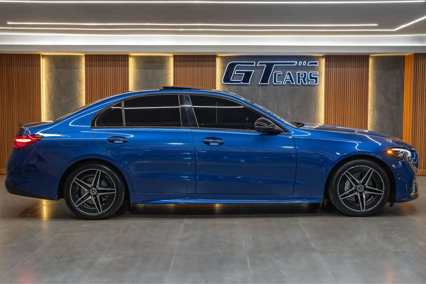 رقم السيارة :  بدون رقم يترقم شمالي 
موقع السيارة : دهوك 
نوع السيارة : مرسيدس C300 AMG 
موديل السيارة :  2023
المسافة المقطوعة: 35.000 ميل 

مواصفات: AMG 1/1 

محرك 4 سلندر تيربو سعة 2.0 لتر.
قوة حوالي 255 حصانًا وعزم دوران عالٍ.
تسارع من 0 إلى 100 كم/س في حوالي 6 ثوانٍ.
ناقل حركة أوتوماتيكي 9 سرعات (9G-TRONIC).
أنظمة قيادة متعددة (Eco, Comfort, Sport, Sport+, Individual).
التصميم الخارجي (AMG):
حزمة AMG (دعاميات، جنوط 19 بوصة).
شبك أمامي بتصميم الألماس.
مصابيح أمامية وخلفية LED.
مرايا جانبية قابلة للطي كهربائياً.
التصميم الداخلي والمقصورة:
مقاعد رياضية كهربائية مع تدفئة وذاكرة.
عجلة قيادة AMG.
تطعيمات داخلية (مثل الكاربون فايبر).
إنارة داخلية محيطية متغيرة الألوان (64 لون).
سقف بانورامي.
التكنولوجيا والترفيه:
نظام MBUX الترفيهي.
شاشة لمس مركزية كبيرة (11.9 بوصة) وشاشة للسائق.
نظام ملاحة Apple CarPlay & Android Auto.
نظام صوتي محيطي Burmester.
تشغيل بالبصمة.
ميزات الأمان والمساعدة:
كاميرات 360 درجة وحساسات أمامية وخلفية.
رادار أمامي وخلفي، تنبيه تصادم، ومراقبة النقطة العمياء.
نظام تتبع المسار / تنبيه الخروج من المسار.
مساعد ركن ذاتي (Auto Park). 

ملاحظات: مكفوله كفاله عامة وارد امريكي 

السعر 37.000$ 

للأستفسار اكثر اتصل على ارقام التالية 

***********واتساب 
***********اتصال فقط دهوك, العراق
