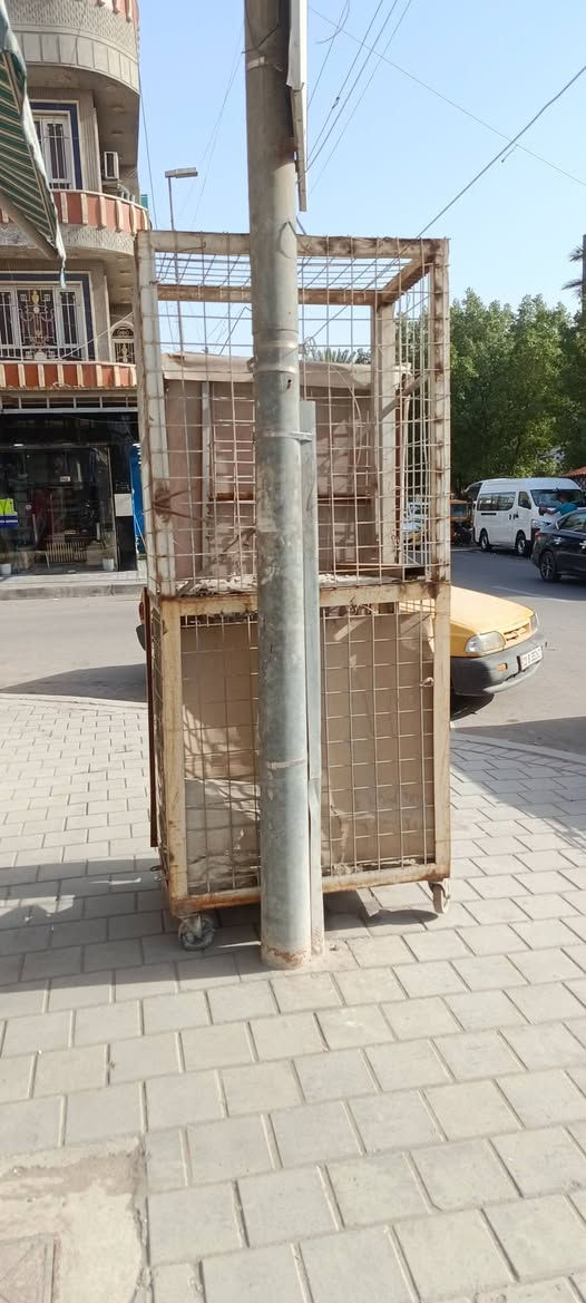 رمضان كريم عليكم. للبيع قفص متحرك مترين الارتفاع والعرض خمسة وسبعين  وبسعر80 الف المكان مجاور الجامعة المستنصرية شارع فلسطين***********
