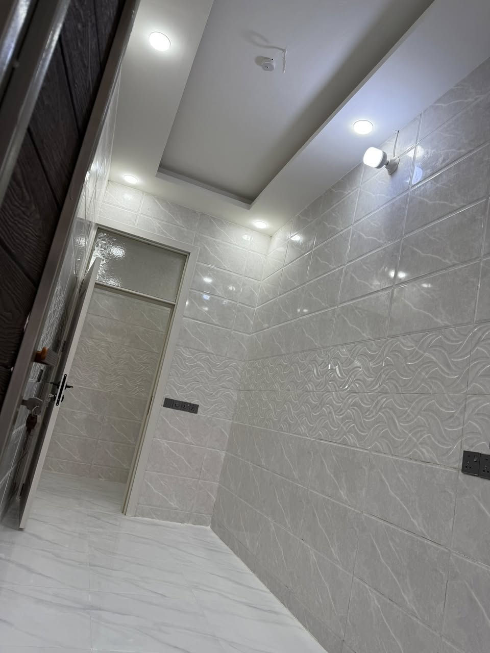 دار للبيع
منطقه العزات ملك صرف باسمي شخصيا 

طابقين بناء حديث ما مسكون 

الطابق الاول 

استقبال مطبخ صاله صحيات غرفه نوم ومنور 

الطابق الثاني 

غرفه وصاله وصحيات 

سطح أول وسطح ثاني 

بورك جبس بورك البيت كله 

السطوح اوزكام

الواجهه تطعيم 

ابعاده 

٥:٥٠ الواجهه 

٢٠ النزال 

خلف المعارض  تفاصيل اكثر داخل الصور 

السعر ١٨٠ 

***********اتصال 

*********** واتساب
