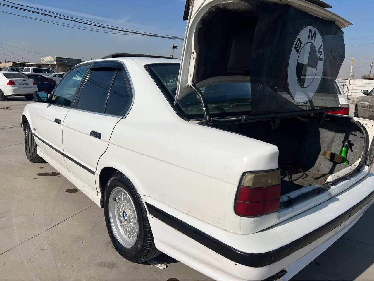 بي ايم موديل ١٩٩٠مه كينه ٥٢٠كيرعادي 
جارجام كاره با سلايت ته بريد 
كيرمه كينه اكسل به شه رت 
ته بريد به شه رت 
لايت القه و زينون 
جوارتايه و ويل حه سيرنوي 
توندوتوله سه يا ره كه كاره بايه تي هه مووي ايش ده كات 
حام بوياغه بوجواني يه ك قه باغ جاملغي هه تي 
له اوروباكورايه هي دواوه بيش كه بس بشتي كه بسه 
ته حويل به شه رت سه نه وي به سه رجوه 
١٠٠هه زارغرامه دواي محامه له بوت ده كيرمه وه 
بوزانياري زياتر له هه وليرم *********** أربيل, العراق
