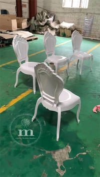 طاولة وكراسي • بيضاء • مستعمل