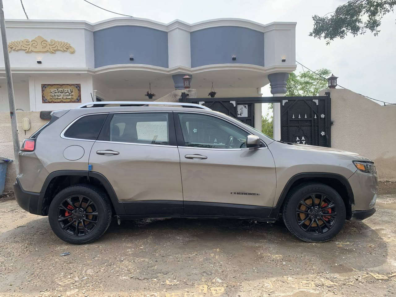 السلام عليكم.. جيب شيروكي بزون موديل ٢٠١٩محرك ٤سلندر حجم المحرك ٢٤٠٠ حادثها جاملغ٢ وبنيد تبديل مو تصليح تجديد السنوية ٤/١ سيارة جاهزة واقتصادية  بيها حاليا فقط درايم شفت جهة اليسرى يطلع صوت السعر ١٣٠وبيها مجال بسيط وترهم مراوس حسب القناعة عنواني بغداد جسر ديالى الجديد الكرغولية هاتف  *********** ما اجاوب على التعليقات هذا رقمي بي واتساب واي استفسار اجاوب على الخاص
