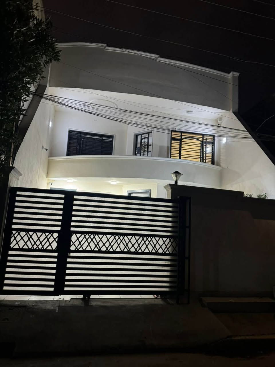 يعلن النورس للوساىط العقاريه🏠
السلام عليكم 

سعره 350 وبي مجال 

للبيع للبيع دار مساحه 150 متر

 واجهه 7ونص نزال 20 

بناء سنه 2022

العنوان : بغداد حي الجهاد الحمدانيه خلف شارع 15 
 
يحتوي على كراج كبير
 وحديقه صغيره
واستقبال ومطبخ 
 وصاله كبيره 

غرف عدد 4

صحيات عدد3 

مناور عدد2 

بيتونه وسطح كبير 

* ملاحضه : شغل راقي و ب أدق التفاصيل

للاستفسار/ ***********
يوجد لدينا عقارات جميع مناطق حي الجهاد ومختلف الاسعار .
